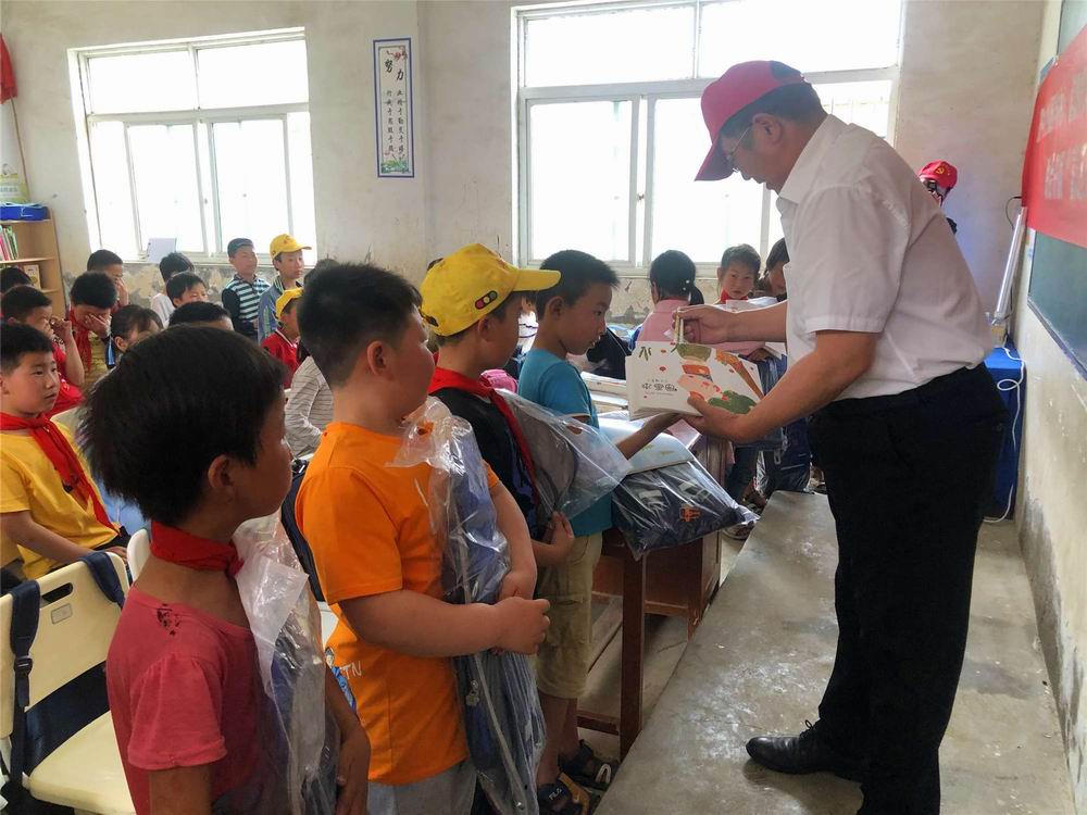 “溫暖童心快樂(lè)六一”  河南永和建設(shè)集團(tuán)前往查山鄉(xiāng)小學(xué)開展慰問(wèn)活動(dòng)