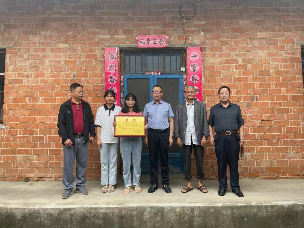 精準(zhǔn)幫扶送溫暖，資助育人暖人心--永和集團(tuán)董事長走訪慰問貧困大學(xué)生