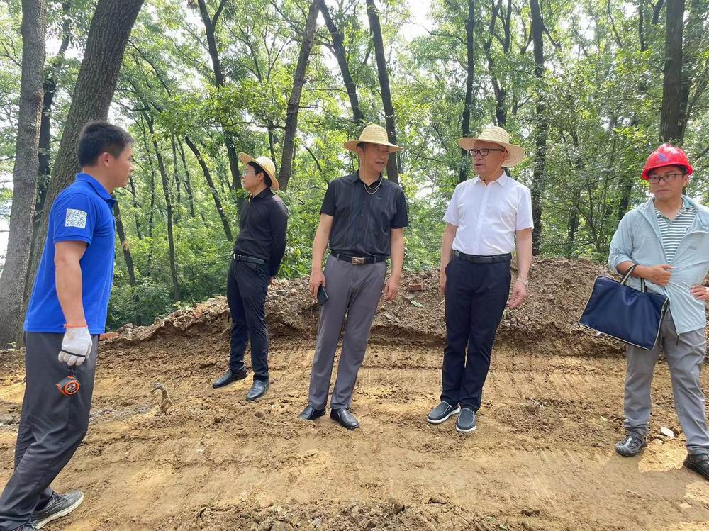 炎炎夏日丨集團(tuán)公司董事長孔德穩(wěn)深入南灣湖鳥島項(xiàng)目檢查指導(dǎo)工作