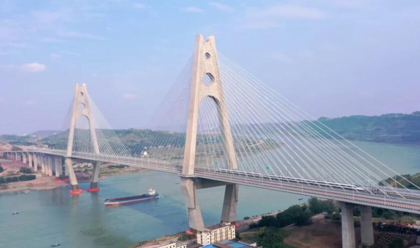 世界首座采用公路和高鐵同層！試驗(yàn)列車駛過臨港公鐵兩用長江大橋